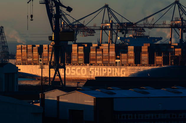 Deutschland, Hamburg, Hafen, Elbe, COSCO, Cosco Shipping Libra, Containerschiff, Terminalanlagen, Containerbrücken, Morgensonne, Sonnenaufgang, Winter, cinematic Look, Silhouetten, Industriekulisse, Hafenkräne, Stapelcontainer, Hafenlogistik Copyright: xStefanxTrochax