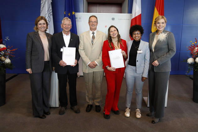 Yael Braun-Pivet und Julia Klöckner mit den Preisträgern bei der Verleihung des Deutsch-Französischen Parlamentspreises 2025 im Reichstagsgebäude. Berlin, 01.12.2025