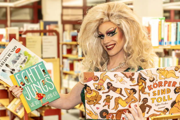 Dragqueen Vicky Voyage, nach ihrer Dragqueen-Lesung für Kinder, Stadtbibliothek Moosach, München, 1. Dezember 2025 Deutschland, München, 1. Dezember 2025, Dragqueen Vicky Voyage nach ihrer Lesung in der Stadtbibliothek Moosach, sie hatte vor Familien mit Kindern aus diesen Kinderbüchern vorgelesen, vor der Bibliothek in der Hanauer Straße war es während der Lesung zu heftigen Protesten von Rechtsextremen gekommen, auch eine christlich-fiundamentalistische Gruppe hatte gegen die von ihnen so genannte Frühsexualisierung von Kindern protestiert, dazu gab es zwei Gegendemos gegen Rechts vom Bündnis München ist bunt und einer Antifa-Gruppe, Montagnachmittag ab 16 Uhr im Stadtteil Moosach,