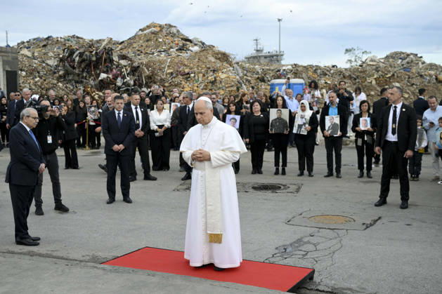 News Bilder des Tages Pope Leo XIV Leads Silent Prayer at Beirut Port Blast Site - Lebanon Pope Leo XIV offers a silent prayer at the site of the August 2020 Beirut port explosions on December 02, 2025 in Beirut, Lebanon, on the last day of his Apostolic Journey to Lebanon. Photo by (EV) Simone Risoluti Vatican Media ABACAPRESS.COM Beirut Lebanon  Copyright: xABACAx