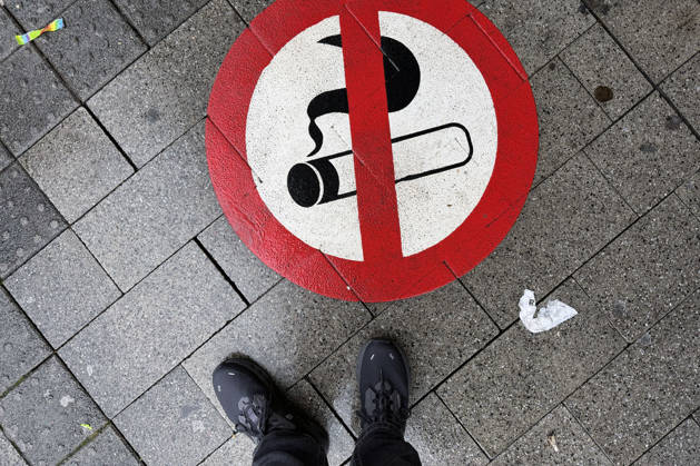 Ein aufgemaltes, aufgespruehtes (aufgesprühtes) Schild Rauchverbot vor dem Eingang zum Siegener Hauptbahnhof. Symbolbild Rauchen, Rauchverbot am 28.11.2025 in Siegen Deutschland.