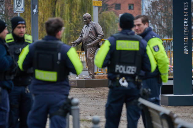 Die Aktionskuenstler des Zentrums fuer Politische Schoenheit (ZPS) haben am Dienstag (02.12.2025) vor der CDU-Bundeszentrale in Berlin ein Walter Luebcke (Lübcke) Memorial aufgestellt. (Foto: Polizei vor der Bronzefigur) Die lebensgrosse Bronzefigur direkt gegenueber dem Konrad-Adenauer-Haus erinnert an den CDU-Regierungspraesidenten von Kassel, der 2019 von einem Anhaenger der AfD ermordet wurde. Das Denkmal setze ein Zeichen gegen die Annaeherung der CDU an Rechtsextreme und politische Brandstifter , erklaerten die Aktionskuenstler. (Siehe epd-Meldung vom 02.12.2025) EDITORIAL USE ONLY