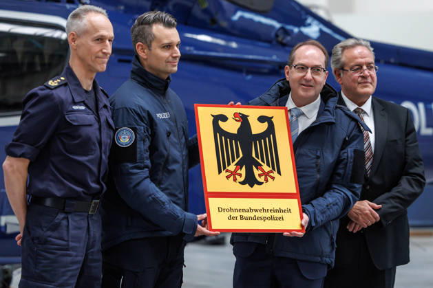 News Bilder des Tages Bundesinnenminister Dobrindt stellt Drohnenabwehreinheit der Bundespolizei in Dienst Bundesinnenminister Dobrindt stellt Drohnenabwehreinheit der Bundespolizei in Dienst am 2.12.2025 bei der Drohnenabwehreinheit der Bundespolizei in Ahrensfelde. Ahrensfelde Ahrensfelde Deutschland Drohnenabwehreinheit der Bundespolizei