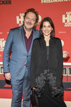 ABBberlin: Charly Hübner Huebner Christiane Paul Schauspieler zu Gast auf dem roten Teppich bei der Kino Weltpremiere des Films DER HELD VOM BAHNHOF FRIEDRICHSTRASSE im Delphi Filmpalast Berlin am 02.12.2025 Berlin Deutschland