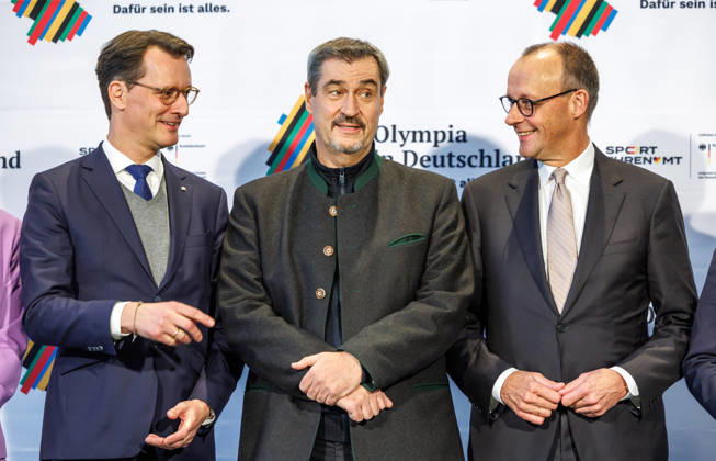 News Bilder des Tages Unterzeichnung der Vereinbarung zur Olympiabewerbung Unterzeichnung der Vereinbarung zur Olympiabewerbung durch Bundeskanzler Bundeskanzler Friedrich Merz und den Präsidenten des Deutschen Olympischen Sportbundes (DOSB), Thomas Weikert, sowie die Regierungschefs der beteiligten Länder und Städte, in Berlin am 4.12.2025. r-l Bundeskanzler Friedrich Merz, Markus Soeder und Hendrik Wüst. Berlin Berlin Deutschland Kanzleramt