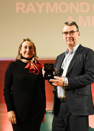 Milan, Italy Mick Herron receives the Raymond Chandler Award at the Noir in Festival with a masterclass at IULM In the photo: Mick Herron receives the Raymond Chandler Award at the Noir in Festival from Valentina Garavaglia, Rector of IULM University  Copyright: xNickxZonnax xipa-agency.netx xNickxZonnax IPA_Agency_IPA68737794