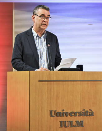 Milan, Italy Mick Herron receives the Raymond Chandler Award at the Noir in Festival with a masterclass at IULM. In the photo: Mick Herron Award during his speech  Copyright: xNickxZonnax xipa-agency.netx xNickxZonnax IPA_Agency_IPA68737800