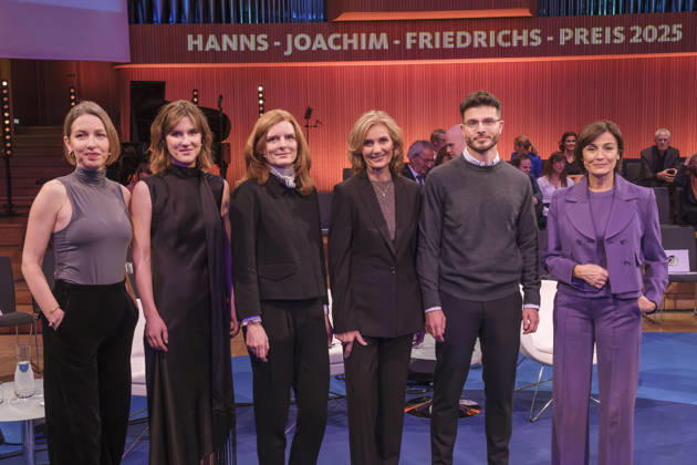 Verleihung des Hanns-Joachim-Friedrichs-Preis im WDR Funkhaus in Koeln (Foto vom 04.12.2025; im Bild vlnr.: die Journalistinnen Katharina Willinger und Sophie von der Tann; WDR-Intendantin Katrin Vernau; Katja Gloger fuer Reporter ohne Grenzen, Foerderpreistraeger Borhan Akid und Moderatorin Sandra Maischberger). Die ARD-Korrespondentinnen Sophie von der Tann und Katharina Willinger werden fuer ihre journalistische Arbeit mit dem Hanns-Joachim-Friedrichs-Preis ausgezeichnet. Der Sonderpreis geht an Reporter ohne Grenzen , der Foerderpreis an den WDR-Journalisten Borhan Akid. Ueber die Verleihung an von der Tann, die aus dem ARD-Studio Tel Aviv vor allem ueber den Nahost-Konflikt berichtet, gab es im Vorfeld Diskussionen. Waehrend die Jury Copyright: epd-bild GuidoxSchiefer 20251204-DSCF4901-kopieren