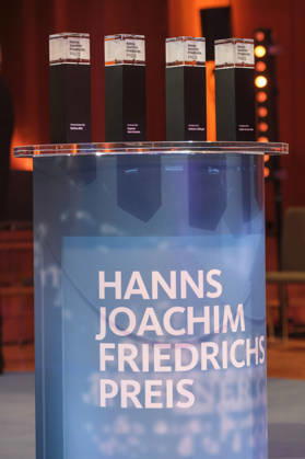 Verleihung des Hanns-Joachim-Friedrichs-Preis im WDR Funkhaus in Koeln (Foto vom 04.12.2025; im Bild: Hanns-Joachim-Friedrichs-Preis mit Namen der Preistraeger). Die ARD-Korrespondentinnen Sophie von der Tann und Katharina Willinger werden fuer ihre journalistische Arbeit mit dem Hanns-Joachim-Friedrichs-Preis ausgezeichnet. Der Sonderpreis geht an Reporter ohne Grenzen , der Foerderpreis an den WDR-Journalisten Borhan Akid. Ueber die Verleihung an von der Tann, die aus dem ARD-Studio Tel Aviv vor allem ueber den Nahost-Konflikt berichtet, gab es im Vorfeld Diskussionen. Waehrend die Jury sie als eine krisenfeste und unerschrockene Korrespondentin bezeichnete, die sich nicht scheue, Dinge beim Namen zu nennen, werfen ihr pro-israelische Copyright: epd-bild GuidoxSchiefer 20251204-DSCF6385-kopieren