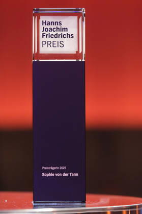Verleihung des Hanns-Joachim-Friedrichs-Preis im WDR Funkhaus in Koeln (Foto vom 04.12.2025; im Bild: Hanns-Joachim-Friedrichs-Preis von Sophie von der Tann). Die ARD-Korrespondentinnen Sophie von der Tann und Katharina Willinger werden fuer ihre journalistische Arbeit mit dem Hanns-Joachim-Friedrichs-Preis ausgezeichnet. Der Sonderpreis geht an Reporter ohne Grenzen , der Foerderpreis an den WDR-Journalisten Borhan Akid. Ueber die Verleihung an von der Tann, die aus dem ARD-Studio Tel Aviv vor allem ueber den Nahost-Konflikt berichtet, gab es im Vorfeld Diskussionen. Waehrend die Jury sie als eine krisenfeste und unerschrockene Korrespondentin bezeichnete, die sich nicht scheue, Dinge beim Namen zu nennen, werfen ihr pro-israelische Ver Copyright: epd-bild GuidoxSchiefer 20251204-DSCF6393-kopieren