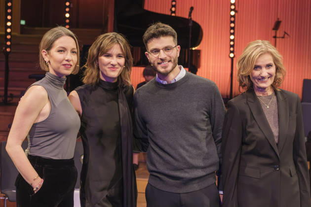 Entertainment Bilder des Tages Verleihung des Hanns-Joachim-Friedrichs-Preis im WDR Funkhaus in Koeln (Foto vom 04.12.2025; im Bild vlnr.: die Journalistinnen Katharina Willinger und Sophie von der Tann; Foerderpreistraeger Borhan Akid und Katja Gloger fuer Reporter ohne Grenzen). Die ARD-Korrespondentinnen Sophie von der Tann und Katharina Willinger werden fuer ihre journalistische Arbeit mit dem Hanns-Joachim-Friedrichs-Preis ausgezeichnet. Der Sonderpreis geht an Reporter ohne Grenzen , der Foerderpreis an den WDR-Journalisten Borhan Akid. Ueber die Verleihung an von der Tann, die aus dem ARD-Studio Tel Aviv vor allem ueber den Nahost-Konflikt berichtet, gab es im Vorfeld Diskussionen. Waehrend die Jury sie als eine krisenfeste und unerschrockene Korrespondentin b Copyright: epd-bild GuidoxSchiefer 20251204-DSCF6424-kopieren