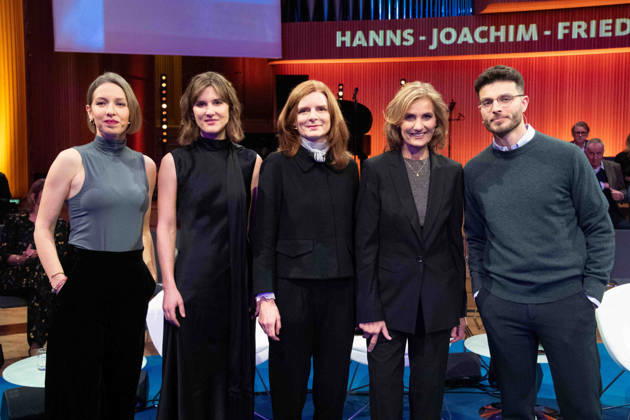 v.l. Preistraegerin Katharina WILLINGER, Preistraegerin Sophie von der TANN, WDR-Intendantin Dr. Katrin VERNAU, Preistraegerin Katja GLOGER stellvertretend fuer Reporter ohne Grenzen, Preistraeger Borhan AKID, Foerderpreis, Hanns-Joachim-Friedrichs-Preis 2025, Verleihung am 04.12.2025, in Koeln.