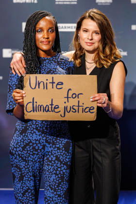 04.12.2025. Düsseldorf. Tag 1 am Rande der Verleihung 18. Deutscher Nachhaltigkeitspreis im Maritim Hotel. Hier (l-r): Vanessa Nakate (Aktivistin für Klimagerechtigkeit in Uganda, UNICEF-Botschafterin und Autorin) und Luisa Neubauer (Klimaaktivistin und Publizistin) Düsseldorf Maritim Hotel Nordrhein-Westfalen Deutschland