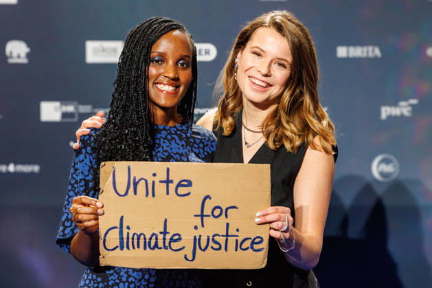 04.12.2025. Düsseldorf. Tag 1 am Rande der Verleihung 18. Deutscher Nachhaltigkeitspreis im Maritim Hotel. Hier (l-r): Vanessa Nakate (Aktivistin für Klimagerechtigkeit in Uganda, UNICEF-Botschafterin und Autorin) und Luisa Neubauer (Klimaaktivistin und Publizistin) Düsseldorf Maritim Hotel Nordrhein-Westfalen Deutschland
