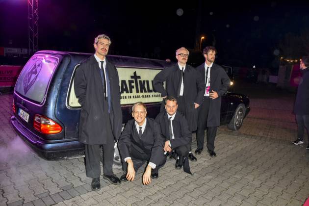 ABBbielefeld: Kraftklub , ( Felix Kummer, Karl Schumann, Till Kummer, Steffen Thiede, Max Marschk) kommen im Leichenwagen zum roten Teppich bei der Verleihung des WDR Musikpreis 1 Live Krone im Lokschuppen Bielefeld am 04.12.2025 NRW Deutschland