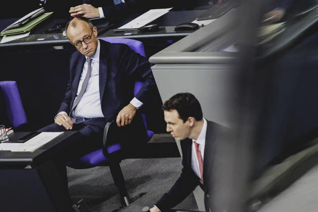 (L-R) Friedrich Merz (CDU), Bundeskanzler, und Pascal Reddig, Mitglied des Deutschen Bundestages (CDU) und Vorsitzender der Jungen Gruppe der CDU CSU, aufgenommen im Rahmen der Debatte ueber das Rentenpaket im Deutschen Bundestag in Berlin, 05.12.2025. Die Junge Gruppe der CDU CSU-Fraktion droht mit Ablehnung des Paketes, was zu einer Krise der Koalition fuehren koennte. Berlin Deutschland Copyright: xFlorianxGaertnerx