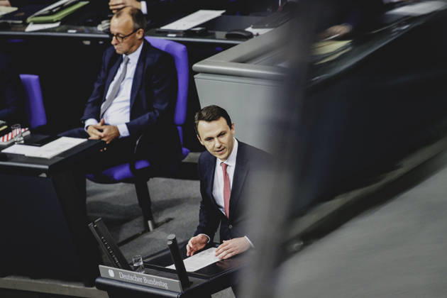 (L-R) Friedrich Merz (CDU), Bundeskanzler, und Pascal Reddig, Mitglied des Deutschen Bundestages (CDU) und Vorsitzender der Jungen Gruppe der CDU CSU, aufgenommen im Rahmen der Debatte ueber das Rentenpaket im Deutschen Bundestag in Berlin, 05.12.2025. Die Junge Gruppe der CDU CSU-Fraktion droht mit Ablehnung des Paketes, was zu einer Krise der Koalition fuehren koennte. Berlin Deutschland Copyright: xFlorianxGaertnerx