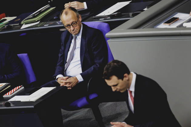 (L-R) Friedrich Merz (CDU), Bundeskanzler, und Pascal Reddig, Mitglied des Deutschen Bundestages (CDU) und Vorsitzender der Jungen Gruppe der CDU CSU, aufgenommen im Rahmen der Debatte ueber das Rentenpaket im Deutschen Bundestag in Berlin, 05.12.2025. Die Junge Gruppe der CDU CSU-Fraktion droht mit Ablehnung des Paketes, was zu einer Krise der Koalition fuehren koennte. Berlin Deutschland Copyright: xFlorianxGaertnerx