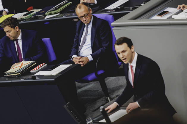 (L-R) Friedrich Merz (CDU), Bundeskanzler, und Pascal Reddig, Mitglied des Deutschen Bundestages (CDU) und Vorsitzender der Jungen Gruppe der CDU CSU, aufgenommen im Rahmen der Debatte ueber das Rentenpaket im Deutschen Bundestag in Berlin, 05.12.2025. Die Junge Gruppe der CDU CSU-Fraktion droht mit Ablehnung des Paketes, was zu einer Krise der Koalition fuehren koennte. Berlin Deutschland Copyright: xFlorianxGaertnerx