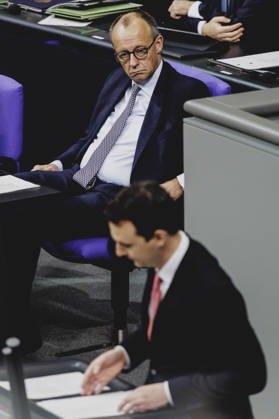(L-R) Friedrich Merz (CDU), Bundeskanzler, und Pascal Reddig, Mitglied des Deutschen Bundestages (CDU) und Vorsitzender der Jungen Gruppe der CDU CSU, aufgenommen im Rahmen der Debatte ueber das Rentenpaket im Deutschen Bundestag in Berlin, 05.12.2025. Die Junge Gruppe der CDU CSU-Fraktion droht mit Ablehnung des Paketes, was zu einer Krise der Koalition fuehren koennte. Berlin Deutschland Copyright: xFlorianxGaertnerx