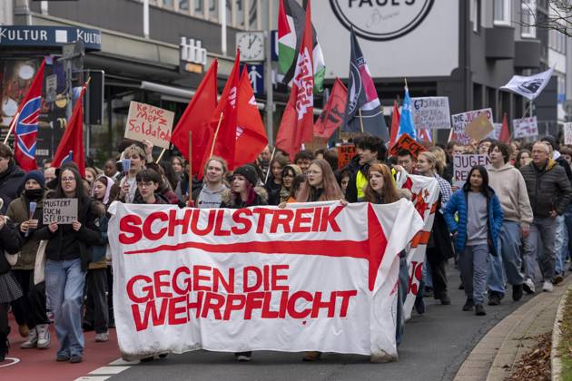 Schulstreik gegen Wehrdienst, ca. 600 Teilnehmer bei eine Demonstration gegen die Wiedereinführung des Wehrdienst, Schüler die der Schule fernblieben und Teilnehmende von linken Organisationen und Parteien zogen durch die Innenstadt von Essen, um gegen die geplante neue Wehrpflicht und gegen andere Verpflichtungen in soziale Dienst zu protestieren, NRW, Deutschland Schulstreik Wehrpflicht