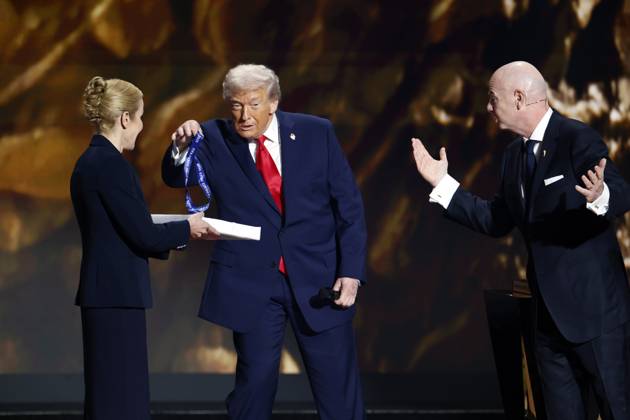 WASHINGTON - President Donald Trump receives the FIFA Peace Prize from FIFA President Gianni Infantino during the draw for the 2026 World Cup in the United States. ANP KOEN VAN WEEL netherlands out - belgium out Copyright: xx x543981968x originalFilename: 543981968