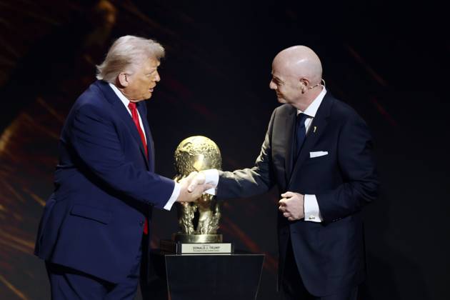 WASHINGTON - President Donald Trump receives the FIFA Peace Prize from FIFA President Gianni Infantino during the draw for the 2026 World Cup in the United States. ANP KOEN VAN WEEL netherlands out - belgium out Copyright: xx x543982006x originalFilename: 543982006