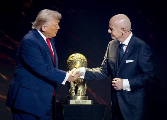 WASHINGTON - President Donald Trump receives the FIFA Peace Prize from FIFA President Gianni Infantino during the draw for the 2026 World Cup in the United States. ANP KOEN VAN WEEL netherlands out - belgium out Copyright: xx x543982306x originalFilename: 543982306
