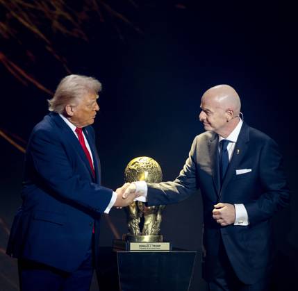 WASHINGTON - President Donald Trump receives the FIFA Peace Prize from FIFA President Gianni Infantino during the draw for the 2026 World Cup in the United States. ANP KOEN VAN WEEL netherlands out - belgium out Copyright: xx x543982367x originalFilename: 543982367