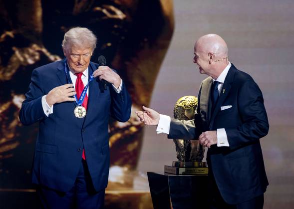 WASHINGTON - President Donald Trump receives the FIFA Peace Prize from FIFA President Gianni Infantino during the draw for the 2026 World Cup in the United States. ANP KOEN VAN WEEL netherlands out - belgium out Copyright: xx x543982583x originalFilename: 543982583