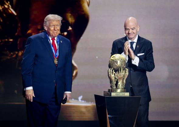WASHINGTON - President Donald Trump receives the FIFA Peace Prize from FIFA President Gianni Infantino during the draw for the 2026 World Cup in the United States. ANP KOEN VAN WEEL netherlands out - belgium out Copyright: xx x543982669x originalFilename: 543982669