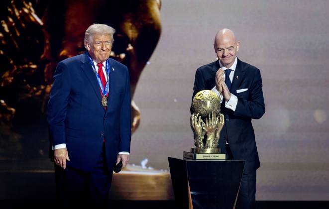 WASHINGTON - President Donald Trump receives the FIFA Peace Prize from FIFA President Gianni Infantino during the draw for the 2026 World Cup in the United States. ANP KOEN VAN WEEL netherlands out - belgium out Copyright: xx x543982727x originalFilename: 543982727