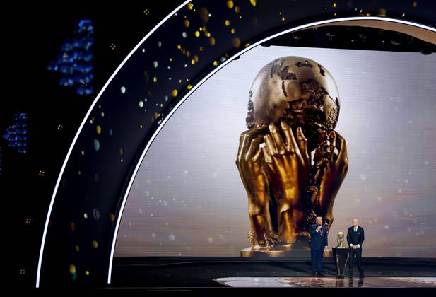 WASHINGTON - President Donald Trump receives the FIFA Peace Prize from FIFA President Gianni Infantino during the draw for the 2026 World Cup in the United States. ANP KOEN VAN WEEL netherlands out - belgium out Copyright: xx x543983741x originalFilename: 543983741