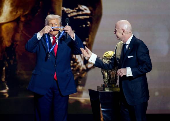 WASHINGTON - President Donald Trump receives the FIFA Peace Prize from FIFA President Gianni Infantino during the draw for the 2026 World Cup in the United States. ANP KOEN VAN WEEL netherlands out - belgium out Copyright: xx x543996013x originalFilename: 543996013