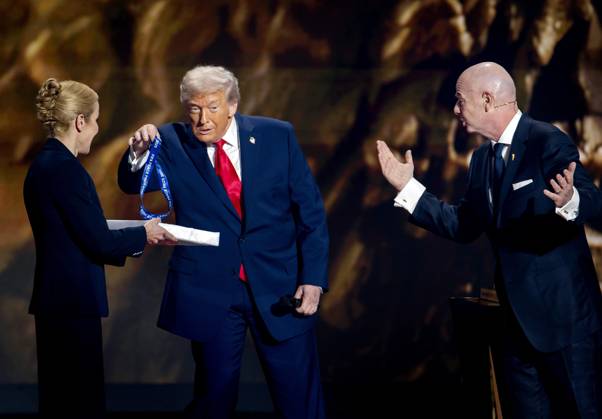 WASHINGTON - President Donald Trump receives the FIFA Peace Prize from FIFA President Gianni Infantino during the draw for the 2026 World Cup in the United States. ANP KOEN VAN WEEL netherlands out - belgium out Copyright: xx x543996038x originalFilename: 543996038