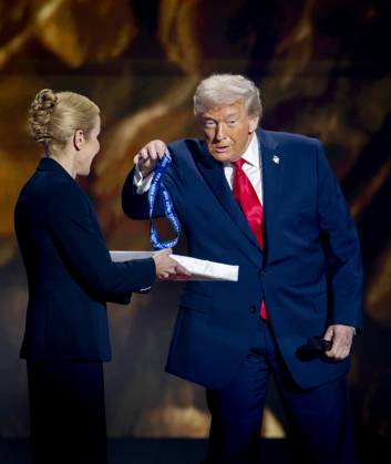 WASHINGTON - President Donald Trump receives the FIFA Peace Prize from FIFA President Gianni Infantino during the draw for the 2026 World Cup in the United States. ANP KOEN VAN WEEL netherlands out - belgium out Copyright: xx x543996048x originalFilename: 543996048