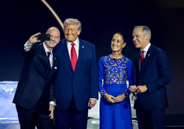 WASHINGTON FIFA President Gianni Infantino takes a selfie with President Donald Trump, Mexican President Claudia Sheinbaum, and Canadian Prime Minister Mark Carney during the draw for the 2026 World Cup in the United States. ANP KOEN VAN WEEL netherlands out - belgium out  Copyright: xx x543997454x originalFilename: 543997454.jpg