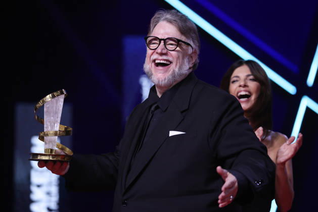 22eme Festival du Film de Marrakech Hommage a Guillermo del Toro Guillermo del Toro, with the Tribute Award, and Maribel Verdu during the Tribute Ceremony honoring Guillermo del Toro on day Eight of the 22nd Marrakech International Film Festival Marrakech, Morocco 05 12 2025 451298 2025 12 05 MARRAKECH Morocco  Copyright: xRomualdxMeigneuxx xStarfacex STAR_451298_018