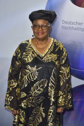 ABBduesseldorf: Ngozi Okonjo-Iweala is the seventh Director-General of the WTO zu Gast auf dem blauen Teppich bei der 18.Verleihung Deutscher Nachhaltigkeitspreis 2025 im Maritim Hotel am 05.12.2025 NRW Deutschland