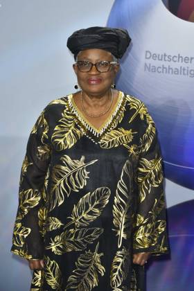 ABBduesseldorf: Ngozi Okonjo-Iweala is the seventh Director-General of the WTO zu Gast auf dem blauen Teppich bei der 18.Verleihung Deutscher Nachhaltigkeitspreis 2025 im Maritim Hotel am 05.12.2025 NRW Deutschland