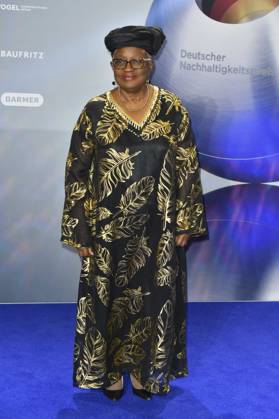 ABBduesseldorf: Ngozi Okonjo-Iweala is the seventh Director-General of the WTO zu Gast auf dem blauen Teppich bei der 18.Verleihung Deutscher Nachhaltigkeitspreis 2025 im Maritim Hotel am 05.12.2025 NRW Deutschland
