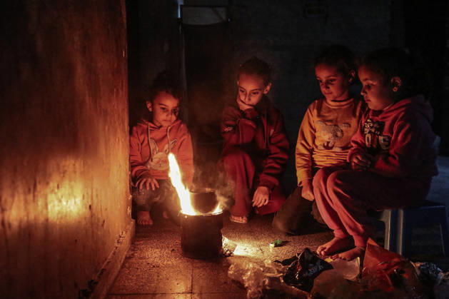 News Bilder des Tages Daily life in the shadow of destruction at the Bureij Camp in Gaza DEIR AL-BALAH, GAZA - DECEMBER 6: Children gather around a fire as displaced Palestinians, deprived of basic necessities, struggle to survive under harsh conditions in makeshift tents in Bureij Refugee Camp in Deir al-Balah, Gaza on December 6, 2025. Moiz Salhi Anadolu Deir al-Balah Gaza. Editorial use only. Please get in touch for any other usage.  Copyright: x2025xAnadoluxMoizxSalhix