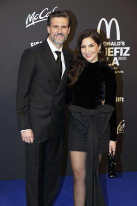 Tom Beck mit Ehefrau Chryssanthi Kavazi bei der 20. McDonald s Benefiz Gala zugunsten der McDonald s Kinderhilfe Stiftung in den Eisbach Studios. München, 06.12.2025