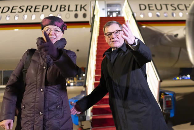 Johann Wadephul (CDU), Bundesaussenminister, wird auf dem Flughafen in Peking von Dr. Patricia Hildegard Flor,¨Botschafterin der Bundesrepublik Deutschland in der Volksrepublik China, empfangen. Peking, 08.12.2025. Fotografiert im Auftrag des Auswaertigen Amtes. Peking China Copyright: xThomasxImo AAx
