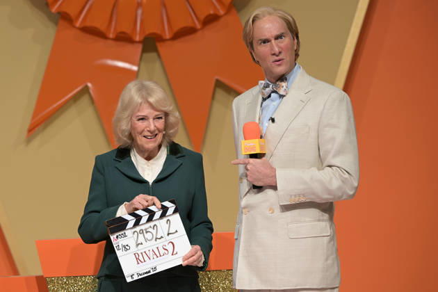 Entertainment Bilder des Tages Queen Camilla visits the set of the TV Show Rivals Queen Camilla with Oliver Chris, as she visits the set of the TV Show Rivals in Bristol, UK, on the 8th December 2025. Picture by Anthony Upton WPA-Pool Bristol Bristol United Kingdom  WHA-0806