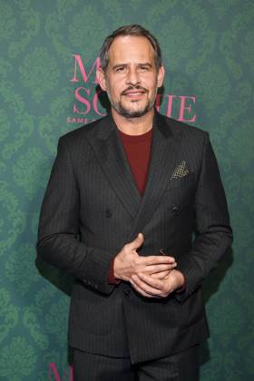 ABBberlin: Moritz Bleibtreu Schauspieler auf dem blauen Teppich bei der der Kino Premiere der Amazon prime Serie von MISS SOPHIE SAME PROCEDURE AS EVERY YEAR in Claerchens Ballhaus am 08.12.2025 Berlin Berlin Deutschland