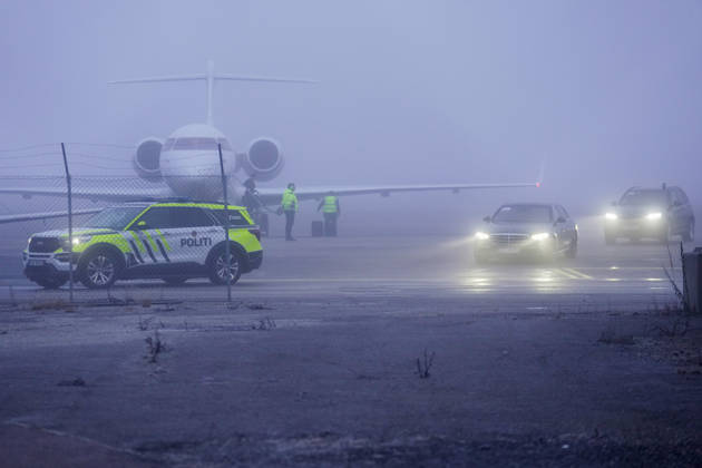 Nobels fredspris 2025 Gardermoen 20251209. En limousin eskortert av flere politibiler kjorte ut fra Oslo lufthavn tirsdag ettermiddag. Foto: Terje Bendiksby NTB Gardermoen Norge EUcnwJyxdbk EDITORIAL USE ONLY Ref:_BNCEUcnwJyxdbk.jpg Copyright: xTerjexBendiksbyx xNTBx