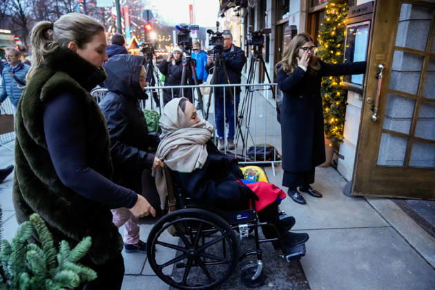 Nobels fredspris 2025 Oslo 20251209. Moren til fredsprismottaker, Corina Parisca de Machado, pa vei pa Grand hotel i Oslo tirsdag ettermiddag i forbindelse med utdelingen av Nobels Fredspris 2025. Den venezuelanske opposisjonslederen Maria Corina Machado far prisen for sitt utrettelige arbeid for a sikre demokratiske rettigheter for folket i Venezuela, og for sin kamp for en rettferdig og fredelig overgang fra diktatur til folkestyre. Prisen deles ut under en seremoni i Oslo radhus pa onsdag. Foto: Heiko Junge NTB Oslo Norge UzaA1pM4Pes EDITORIAL USE ONLY Ref:_BNCUzaA1pM4Pes.jpg Copyright: xHeikoxJungex xNTBx
