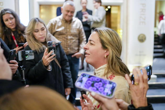 Nobels fredspris 2025 Oslo 20251209. Gjester ankommer Grand hotel i Oslo tirsdag ettermiddag i forbindelse med utdelingen av Nobels Fredspris 2025. Den venezuelanske opposisjonslederen Maria Corina Machado far prisen for sitt utrettelige arbeid for a sikre demokratiske rettigheter for folket i Venezuela, og for sin kamp for en rettferdig og fredelig overgang fra diktatur til folkestyre. Prisen deles ut under en seremoni i Oslo radhus pa onsdag. Foto: Cornelius Poppe NTB Oslo Norge phZjjASrW1E EDITORIAL USE ONLY Ref:_BNCphZjjASrW1E.jpg Copyright: xCorneliusxPoppex xNTBx