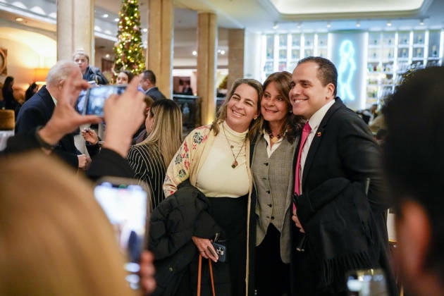 Nobels fredspris 2025 Oslo 20251209. Gjester ankommer Grand hotel i Oslo tirsdag ettermiddag i forbindelse med utdelingen av Nobels Fredspris 2025. Den venezuelanske opposisjonslederen Maria Corina Machado far prisen for sitt utrettelige arbeid for a sikre demokratiske rettigheter for folket i Venezuela, og for sin kamp for en rettferdig og fredelig overgang fra diktatur til folkestyre. Prisen deles ut under en seremoni i Oslo radhus pa onsdag. Foto: Cornelius Poppe NTB Oslo Norge QnQkwOOEWkQ EDITORIAL USE ONLY Ref:_BNCQnQkwOOEWkQ.jpg Copyright: xCorneliusxPoppex xNTBx